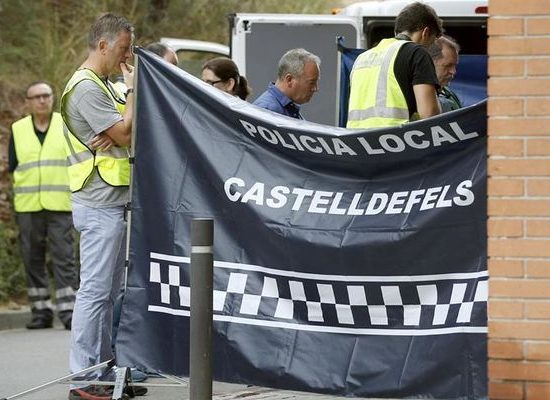 Imangen de los policias locales de Castelldefels que investigan el asesinato en la escena